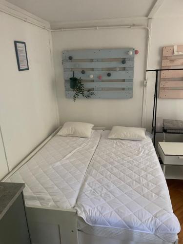 a small bedroom with a bed in a room at Mókus Pagony 2pont0 in Zánka