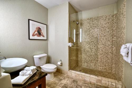 Un baño de The Centennial Hotel