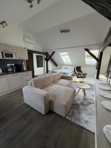 Moderný podkrovný apartmán s priznanými trámami a klimatizáciou