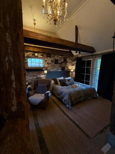 ein Schlafzimmer mit einem Bett und einem Stuhl in der Unterkunft Studio Sommar in Glemmingebro