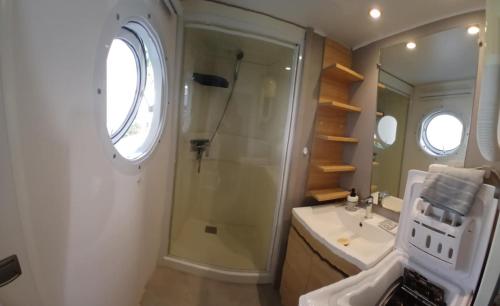a bathroom with a shower and a sink at Mobile-Home L'Instant Marin in Sérignan