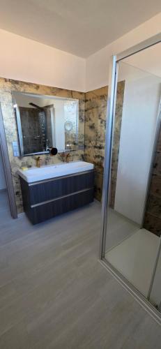 a large bathroom with a tub and a shower at Útulný klidny pokoj A in Radošovice