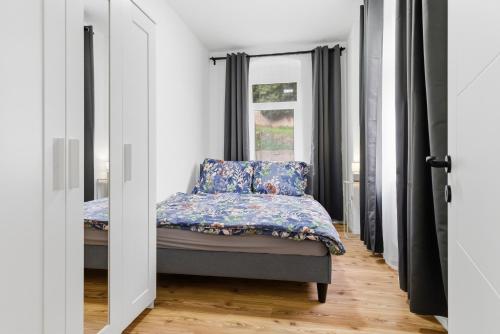 a bedroom with a bed and a window at Panorama Apartments an der Seilbahn unterhalb der Albrechtsburg - Parkplatz und Wi-Fi - FREE in Meißen