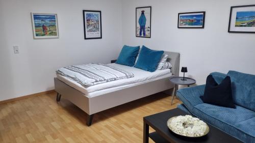 a living room with a bed and a couch at Ulli's Oase in Uettingen