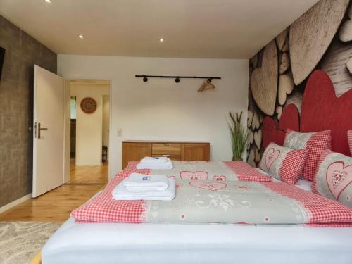 a bedroom with a bed with towels on it at Renatas Ferienwohnung ISABEL in Sasbachwalden