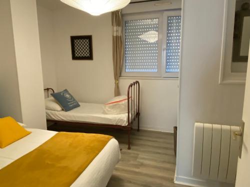 a room with a bed and a chair and a window at Rance solidor ter in Saint Malo