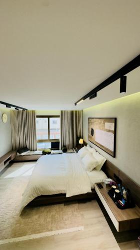 a large bedroom with a large bed and windows at هابي رومز - شقق فندقية في الخبر in Al Khobar