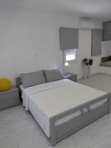 a bedroom with a large white bed in a room at Sophie's Cozy Maisonette in Mytilinioí