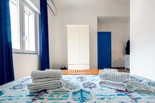 ein Zimmer mit einem Bett und Handtüchern darauf in der Unterkunft A Patedda in Favignana