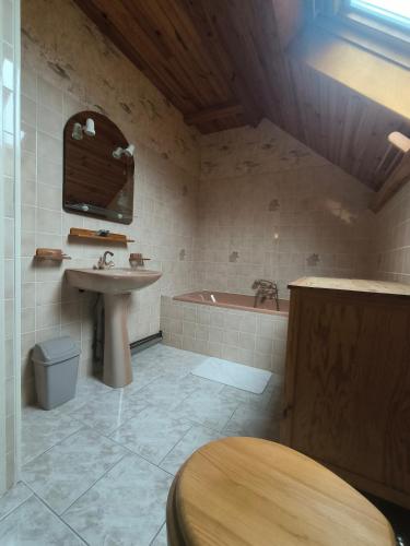 a bathroom with a sink and a bath tub at L'évasion Monplaisir in Gère-Belesten