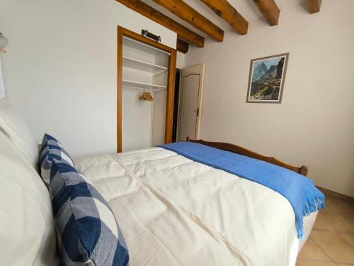 a bedroom with a bed in a room with a window at L'évasion Monplaisir in Gère-Belesten