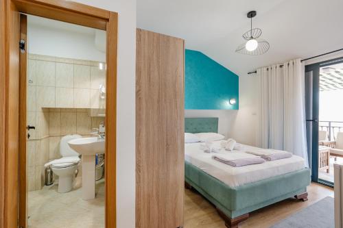 a bedroom with a bed and a bathroom with a sink at Guesthouse Villa Stari Grad in Herceg-Novi