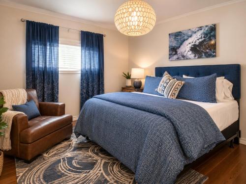 a bedroom with a bed and a chair at Elevate Your Stay Chic 1-Bed Condo Courtyard in Dallas
