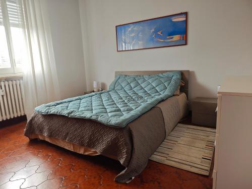 a bed sitting in a corner of a room at Casa Largo Giusti in Vercelli