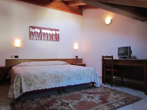 a bedroom with a bed and a tv on the wall at Residence Du Chateau in Fenis