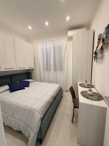 a bedroom with a bed and a table and a desk at Paloma in Santa Flavia