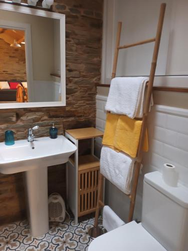 a bathroom with a sink and a mirror at Casa Venancio in Trabada