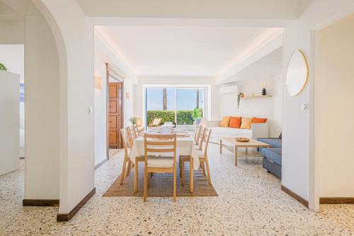 Exclusive Seafront Gem - Direct Beach Access - Terrace - Private parking - 8 people - Juan-les-Pins