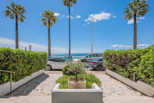 Exclusive Seafront Gem - Direct Beach Access - Terrace - Private parking - 8 people - Juan-les-Pins