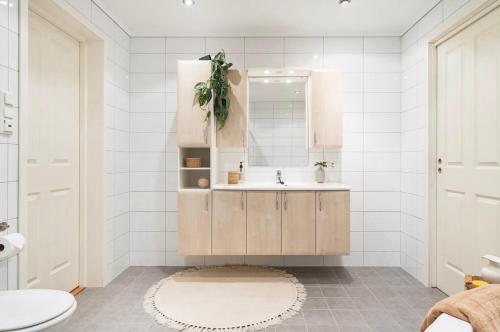 a bathroom with a sink and a mirror at The Nordic Escape - Oceanview - Hetlevik in Askøy