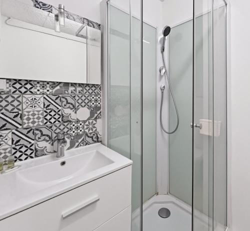 a bathroom with a sink and a shower at Le Ravissant - plage et casino à 2 min, Houlgate in Houlgate