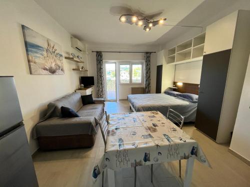 a living room with a couch and a bed at Monolocale 3 Api in Portoferraio