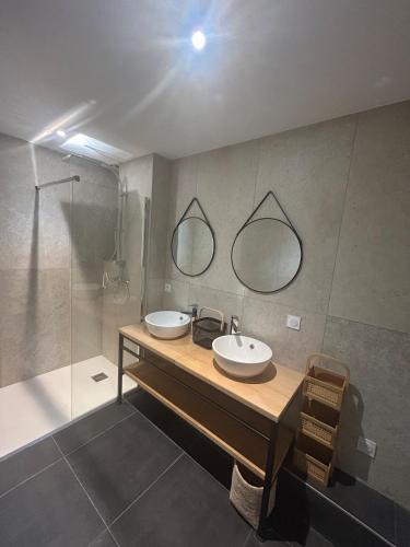 a bathroom with two sinks and a shower at Petite maison Dépendance SOUSTONS in Soustons
