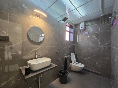 a bathroom with a sink and a toilet at Kamal in Kārli
