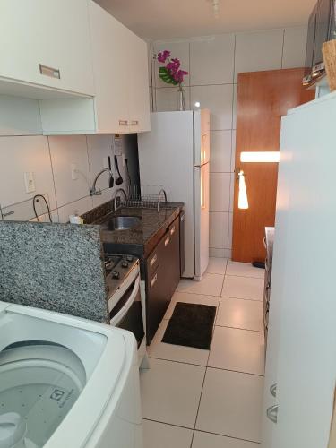 a kitchen with a sink and a washing machine at Ap Completo na zona Nobre com 3 quartos, sendo 1 suíte in Teresina