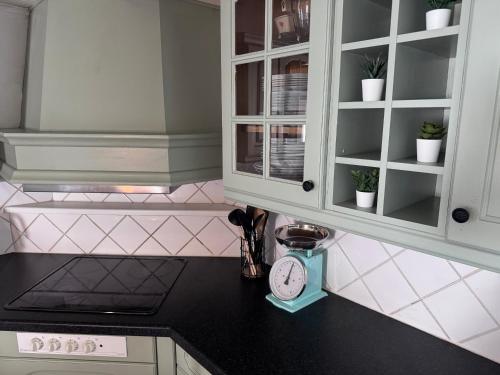 a kitchen counter with a clock on a counter top at Hus Hagagatan in Ruda