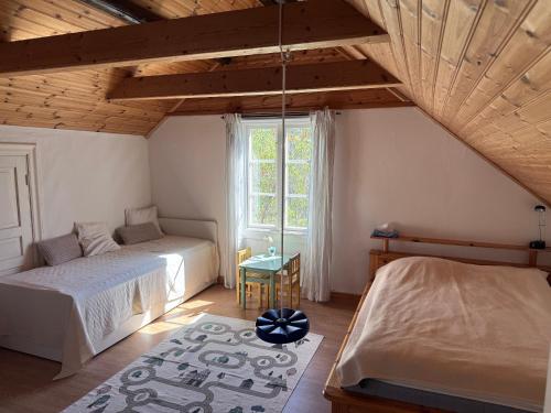 a bedroom with two beds and a window at Hus Hagagatan in Ruda