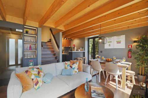a living room with a white couch and a table at Piu Bella in Fajã da Ovelha