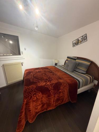 a bedroom with a large bed in a room at Mc privé in Châtillon-Coligny