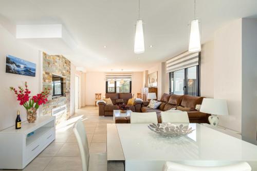 Villa Monaco, beachfront, private swimming pool 30m from the beach