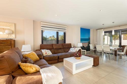 Villa Monaco, beachfront, private swimming pool 30m from the beach