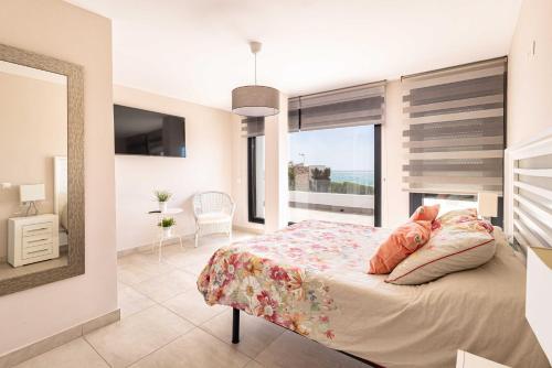 Villa Monaco, beachfront, private swimming pool 30m from the beach