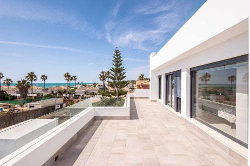 Villa Monaco, beachfront, private swimming pool 30m from the beach