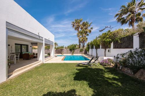Villa Monaco, beachfront, private swimming pool 30m from the beach