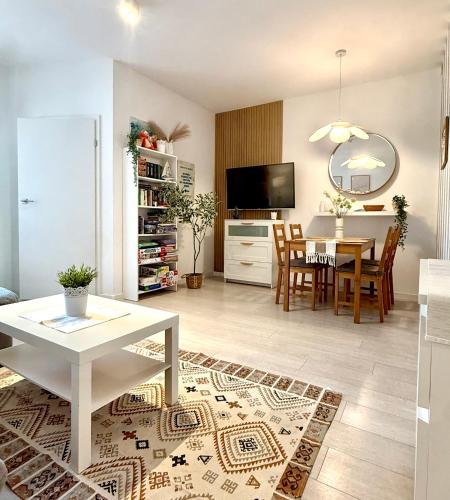 Apartament Etna Kołobrzeg - 2 pokoje, balkon, 450 m do plaży, port i molo, self check-in