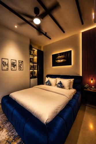 a bedroom with a large bed with a blue couch at Royal Water Villa in Kiryat Ekron