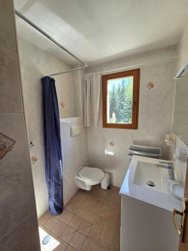 a small bathroom with a toilet and a sink at Le Guilazur in Château-Ville-Vieille