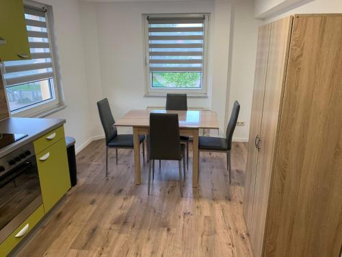 a dining room table and chairs in a room at Ferienwohnung Ulsteraue in Geisa