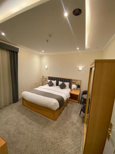 a bedroom with a large bed in a room at فندق منازل قباء الفندقية in Medina