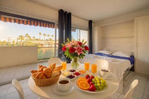 FRGK 'COPACABANA' Palm Beach Riviera Studio Terrace, Parking, AC High Speed Wi-Fi