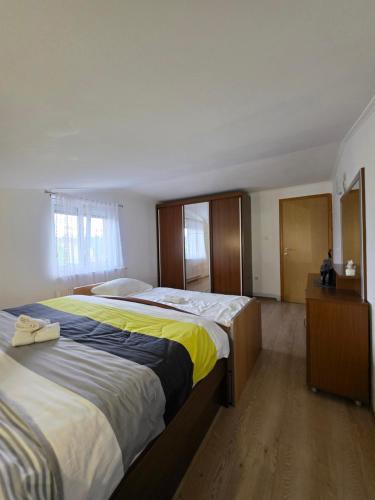 ein Schlafzimmer mit zwei Betten und einer Kommode in der Unterkunft Lily 2 in Ljubuški