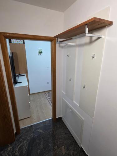 ein Zimmer mit einem Kleiderschrank und einem Fernseher darin in der Unterkunft Lily 2 in Ljubuški