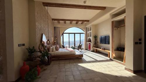 ein Schlafzimmer mit Bett und Meerblick in der Unterkunft Tal Rumman Boutique Hotel in Gerasa