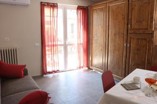 a living room with a couch and a table at Casa Vacanza del Palio 2 in Nizza Monferrato