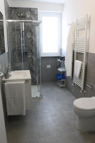 a bathroom with a shower and a toilet and a sink at Casa Vacanza del Palio 2 in Nizza Monferrato