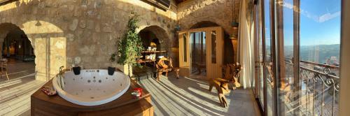 ein Badezimmer mit Badewanne auf einem Balkon in der Unterkunft Tal Rumman Boutique Hotel in Gerasa